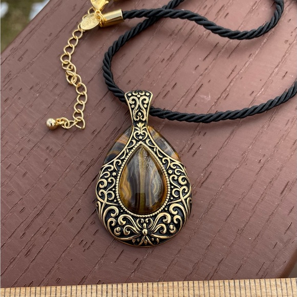 NWOT Lia Sophia Tiger’s Eye and Gold Metal Necklace - Picture 5 of 8